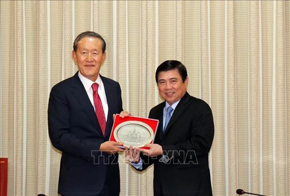Chairman of the Ho Chi Minh City People’s Committee Nguyen Thanh Phong (R) and Chairman of the Federation of Korean Industries (KDI) Huh Chang-soo (Photo: VNA)