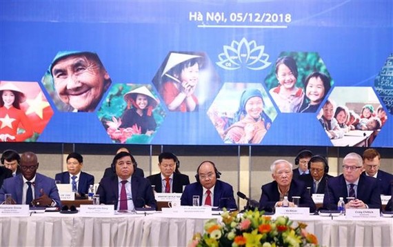 PM Nguyen Xuan Phuc (third from left) at the Vietnam Reform and Development Forum (Photo: VNA)