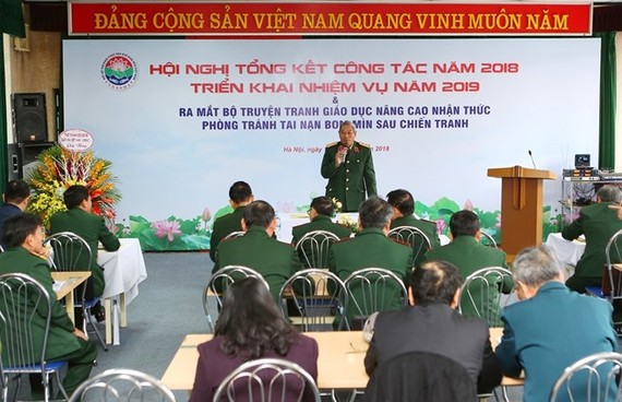 The meeting to review the performance of the Vietnam Bomb and Mine Action Support Association and debut the comic books in Hanoi on December 14 (Photo: VNA)