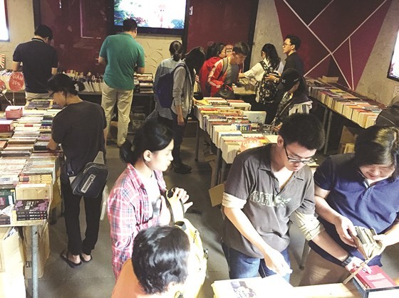 Giant year-end book fairs held in HCMC