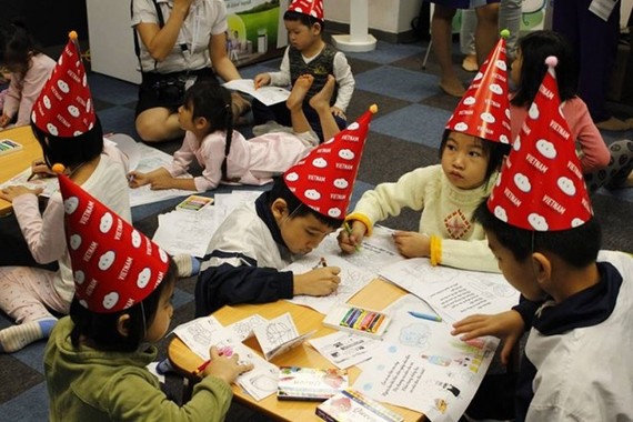 Children draw pictures at the event (Source: organising board)Children draw pictures at the event (Source: organising board)