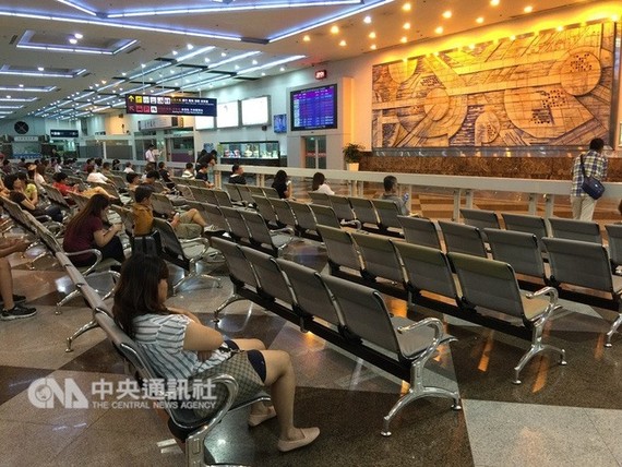 Passengers wait at the Kaohsiung International Airport in Taiwan. — Photo cafef.vn