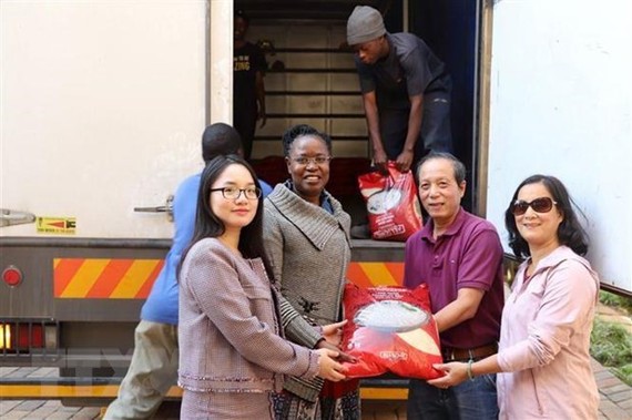 The Vietnamese Embassy, the Vietnam News Agency (VNA)’s bureau and the Vietnamese Women’s Association in South Africa on April 30 handed over relief aid to the Zimbabwe Embassy in support of Zimbabwe people who were hit by Cyclone Idai last March. (Photo: