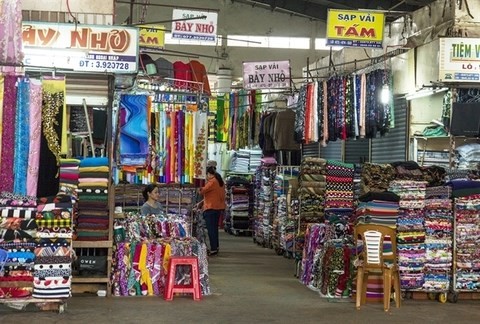 Kiosks selling fabric products at a market in Kien Giang province (Photo: VNA)