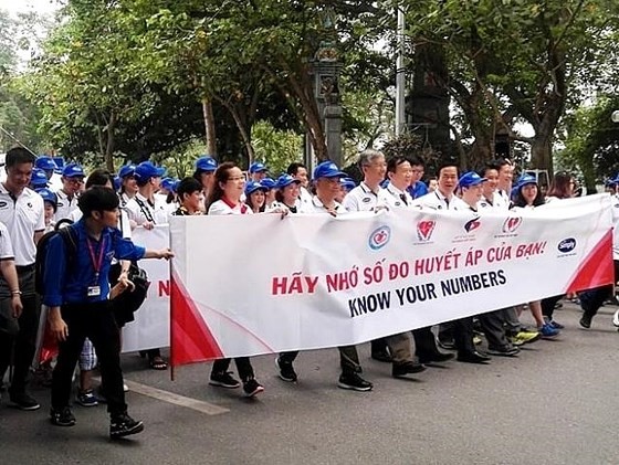 Over thousands of Hanoians participate in walking for heart’s health