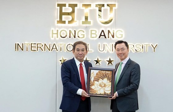Vietnamese Ambassador to India Pham Sanh Chau (right) and HIU Principal Professor Ho Thanh Phong pose for a photograph