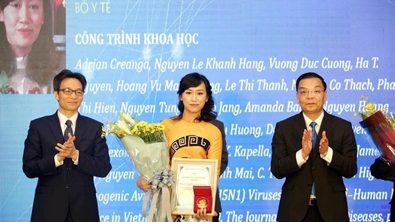 Associate Professor Nguyen Le Khanh Hang receive the award at the ceremony (Photo: SGGP)