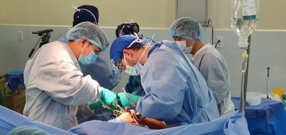 Surgeons of the hospital and Operation Walk Chicago perform a joint replacement surgery (Photo: SGGP)