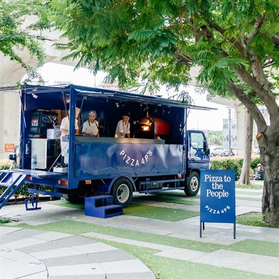 With new food trucks rolled out in districts 1, 2 and 7, HCM City is now offering outdoor dining experiences to both locals and visitors. (Photo courtesy of Pizza 4P’s)