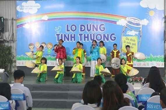 Children at SOS Children’s Villages Vietnam in Go Vap district dance during the launching ceremony of the fundraising campaign Lo Dung Tinh Thuong (Love-Filled Jar) in HCM City on September 13. (Photo: VNA)