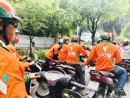 Vato, a new taxi service recently operating in Vietnam and is a typical example of a business in the digital economy. (Photo: SGGP)