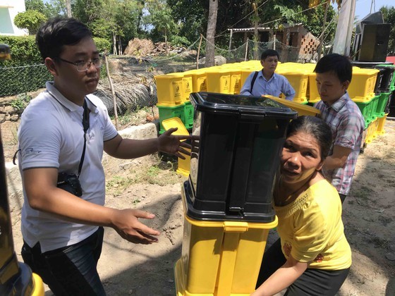 Residents receive dust bins (Photo: SGGP)