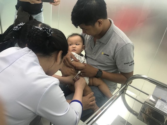 Children being vaccinated in VNVC Can Tho on November 26 (pHOTO: sggp)
