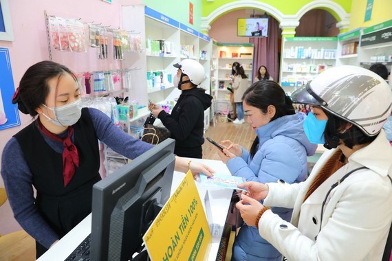 Some drug stores in HCMC give face mask gratis to people amid rising concerns about the spread of the virus