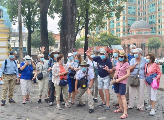 100,000 medical facemasks to be given gratis to tourists in HCMC ( Photo: SGGP)