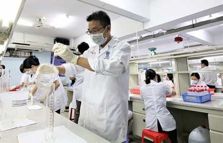 Nguyen Tat Thanh University is creating instant hand sanitizer. (Photo: SGGP)