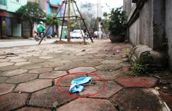 A discarded face mask on the street in Hanoi. — VNA/VNS Photo