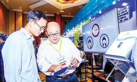 Introducing a piece of security software at a national conference on cyber safety. (Photo: VNA)