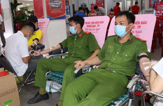 Young people in HCMC volunteer to donate blood