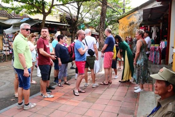 Foreign tourists visit Hoi An ancient city in central Quang Nam province (Photo: VNA)