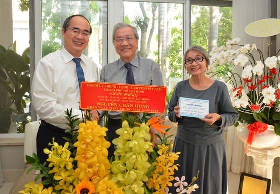 Mr. Nhan congratulates former Director of Tumor Hospital Professor Nguyen Chan Hung (Photo: SGGP)
