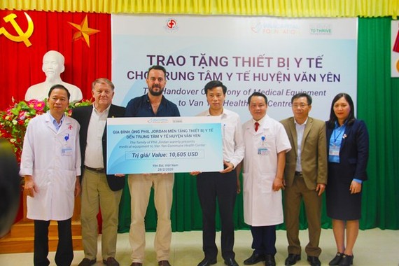 Medical equipment is handed over to the healthcare centre of Van Yen district, Yen Bai province, on February 28 (Photo: VNA)