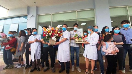 30 Vietnamese citizens coming back from Wuhan City were discharged after 21 days of quarantine. (Photo: SGGP)