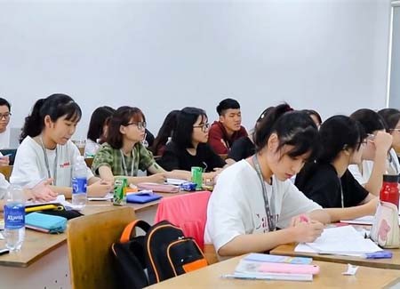 Students of a high-quality program in the University of Economics and Law (Vietnam National University HCMC) in their theory lesson. (Photo: SGGP)