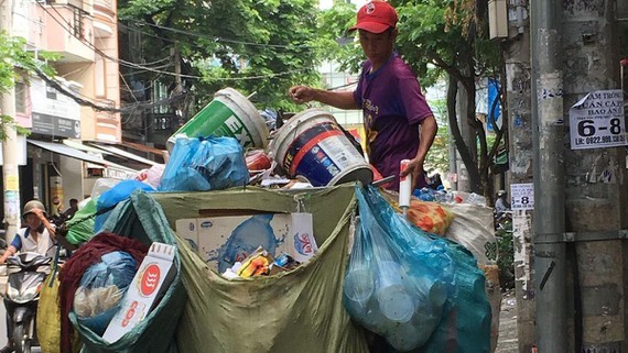 HCMC will fine trucks carrying solid waste unsanitarily (Photo: SGGP)