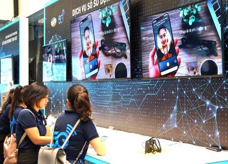 Residents of Ho Chi Minh City are experiencing mobile applications using 5G technology. (Photo: SGGP)
