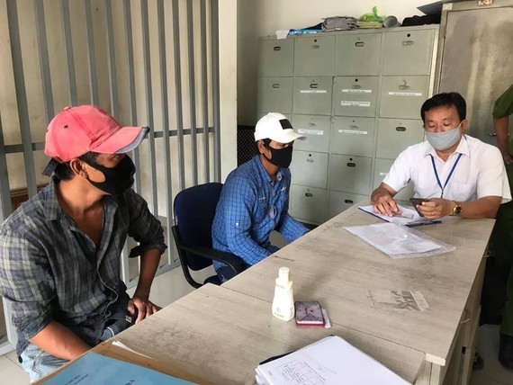 Two men fined for not wearing masks in public in HCMC