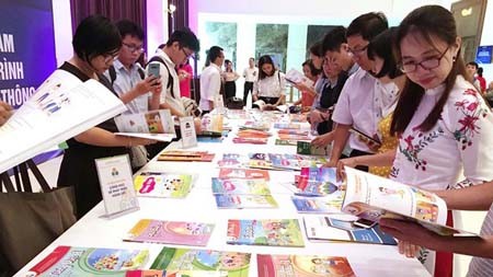 Teachers in HCMC are evaluating new textbook packs. (Photo: SGGP)