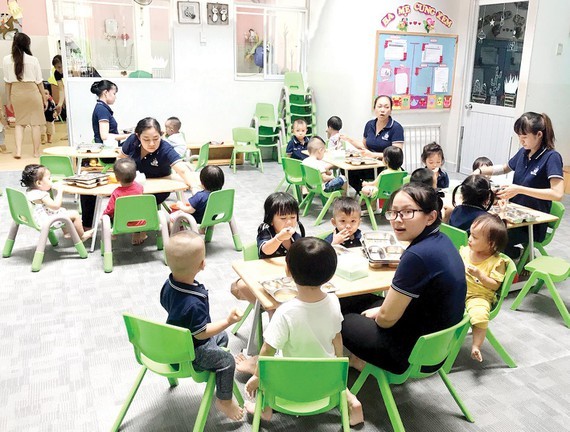 The city Labor Union gives gifts to 140 preschool teachers and laborers with financial hardship (Photo: SGGP)