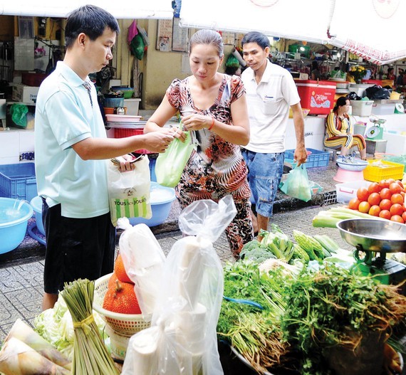 Traders in traditional markets must reduce non-biodegradable plastic bags (Photo: SGGP)