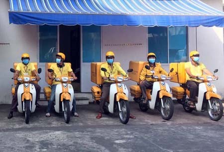 Vietnam Post maintains its postal parcel transport and delivery service in the Covid-19 pandemic. (Photo: SGGP)