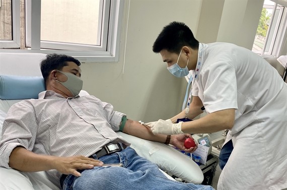 A man gives blood at the Hematology and Blood Transfusion Department under the Hue Central Hospital on April 1. — VNA/VNS Photo