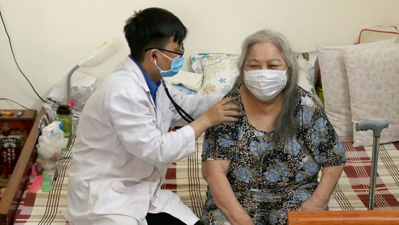 Doctors in HCMC provide at home –medical checkups 