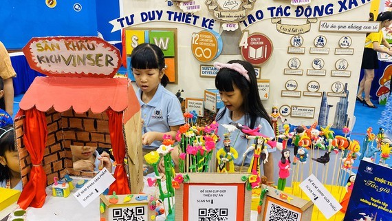 Second graders in Vinschool Central Park in Binh Thanh District display toy figurines in the project “ Xin chao, chung to la to he” (Photo: SGGP)
