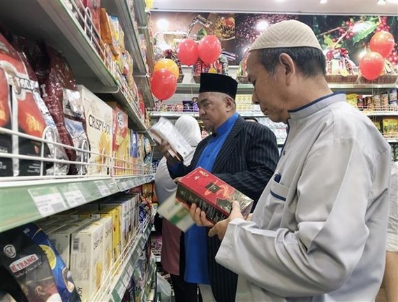 Customers shop at a Halal-certified store in HCM City. VNA/VNS