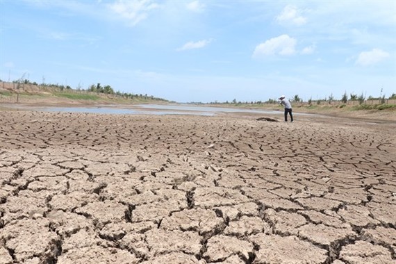 The Kenh Lap Reservoir in Ben Tre province’s Ba Tri district is drying up because of the impact of drought and saltwater intrusion (Photo: VNA)