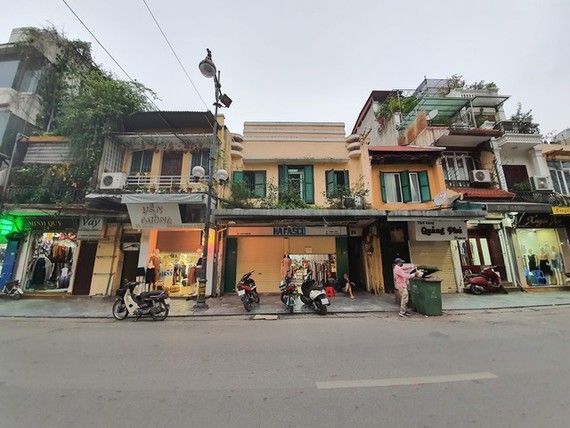 Landlords with properties on the streets of Hang Ngang, Hang Dao and Hang Gai have had to cut rents to attract tenants.— Photo dantri.com.vn