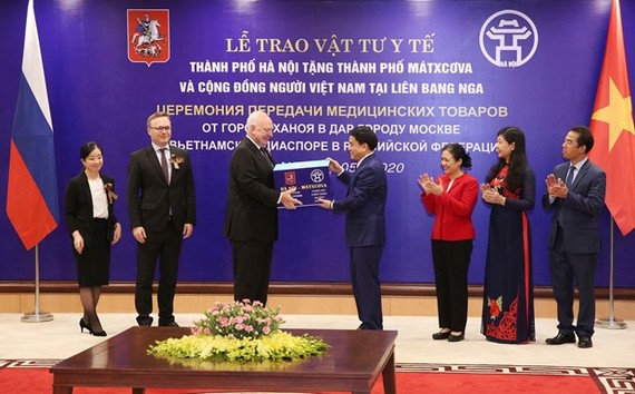 Chairman of the Hanoi People’s Committee Nguyen Duc Chung (fourth, right) presents the medical supplies to Russian Ambassador to Vietnam Konstantin Vnukov on May 12 (Photo: VNA)