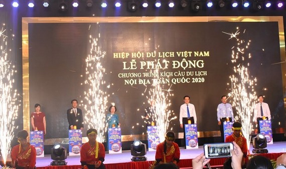 A program to boost domestic travel demand until the end of 2020 is launched by Vietnam Airlines and the Vietnam Tourism Association on May 16. (Photo: Lao Dong)