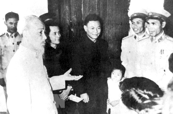 President Ho Chi Minh visits a police unit in Hoan Kiem District, Hanoi on the first day of Lunar New Year in 1963. VNA/VNS File Photo