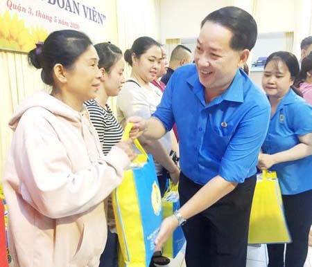 A representative of HCMC Federation of Labor is delivering financial aid to unemployed people due to the Covid-19 pandemic. (Photo: SGGP)