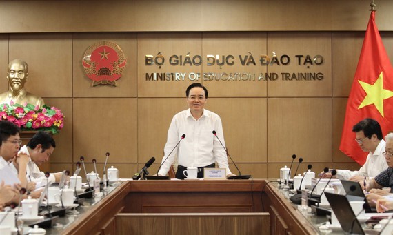 Education Minister Phung Xuan Nha presides the conference (Photo: SGGP)
