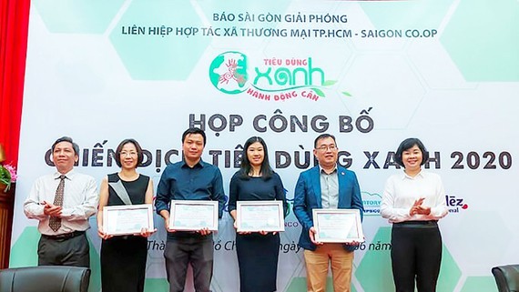 Ms. Ly Viet Trung (first, R) gives certificates to representatives of companies accompanying with the campaign (Photo: SGGP)