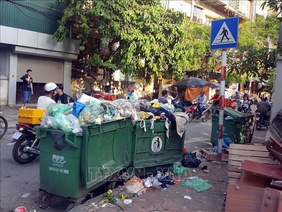 Waste on Dong Tac Street in Hanoi's Dong Da District. — VNA/VNS Photo Danh Lam