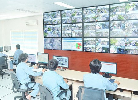 Traffic monitoring via traffic information portals at the Management Center for Saigon Tunnel. (Photo: SGGP)
