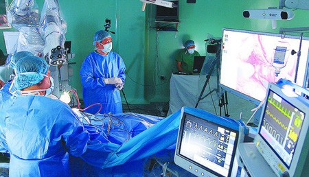 Doctors are using robots to perform a brain operation at 115 People’s Hospital. (Photo: SGGP)